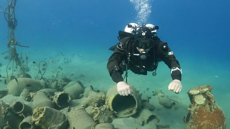 Plongeur explore un site archéologique sous-marin avec des amphores