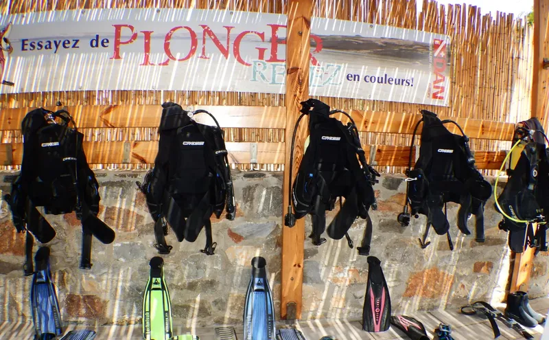 Equipement de plongée complet suspendu, prêt à l'emploi, avec palmes colorées
