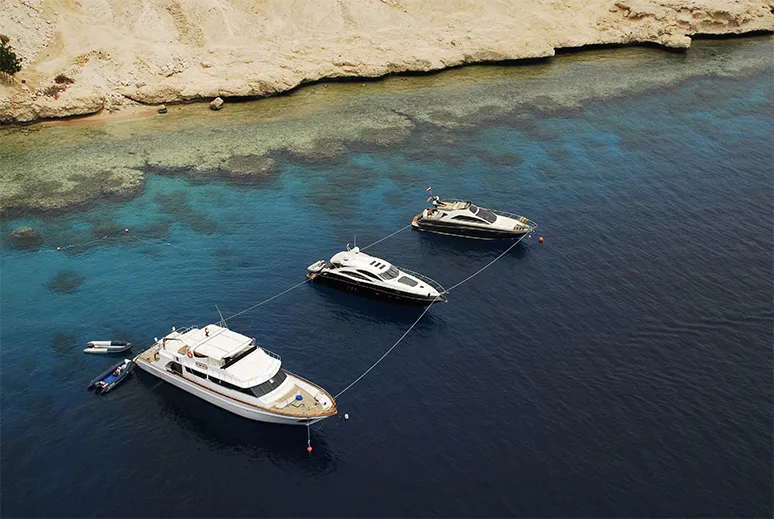 Vue aérienne de bateaux de plaisance amarrés dans une eau turquoise