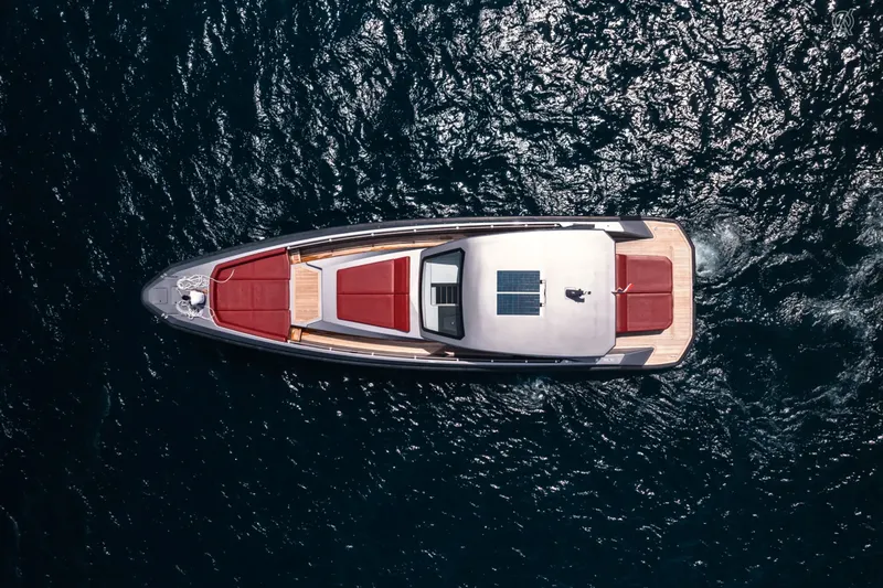 Vue aérienne d'un bateau de plongée blanc et rouge sur mer bleue