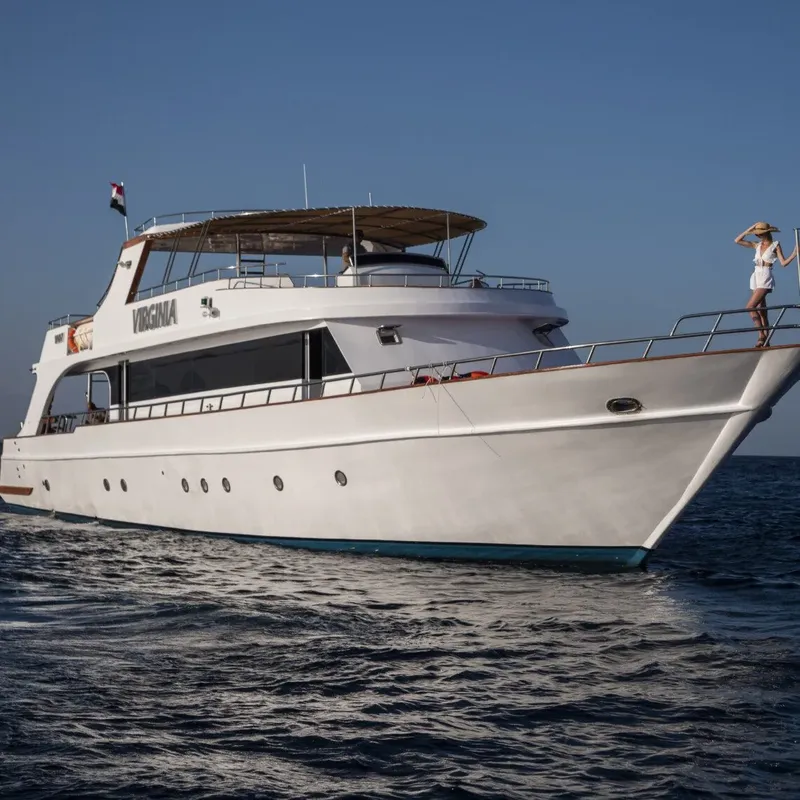Grand bateau de plongée blanc navigue sur une mer bleue calme