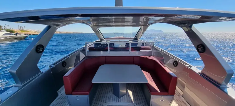Vue avant d'un bateau de plaisance avec assises rouges et table