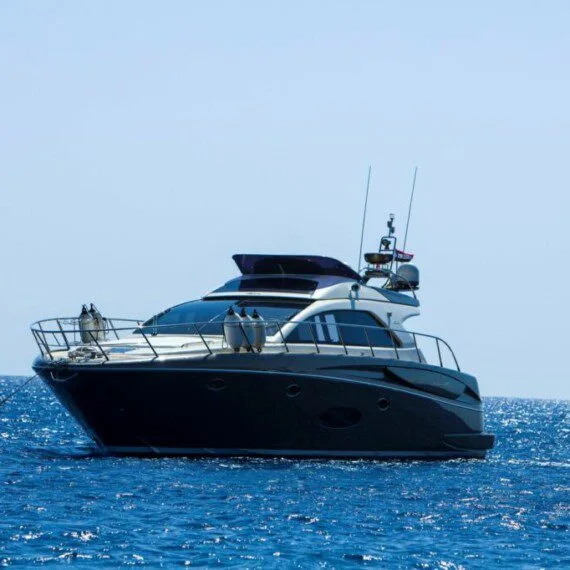 Yacht de plaisance bleu et blanc navigue sur une mer calme