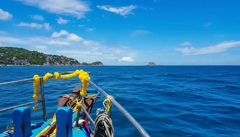 Vue depuis un bateau de plongée sur une mer bleue et une côte rocheuse
