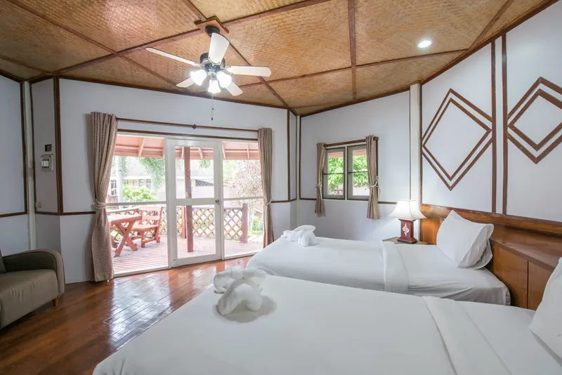 Chambre d'hôtel lumineuse avec deux lits et vue sur l'extérieur
