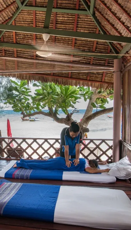 Massage en extérieur avec vue sur la mer et bateaux