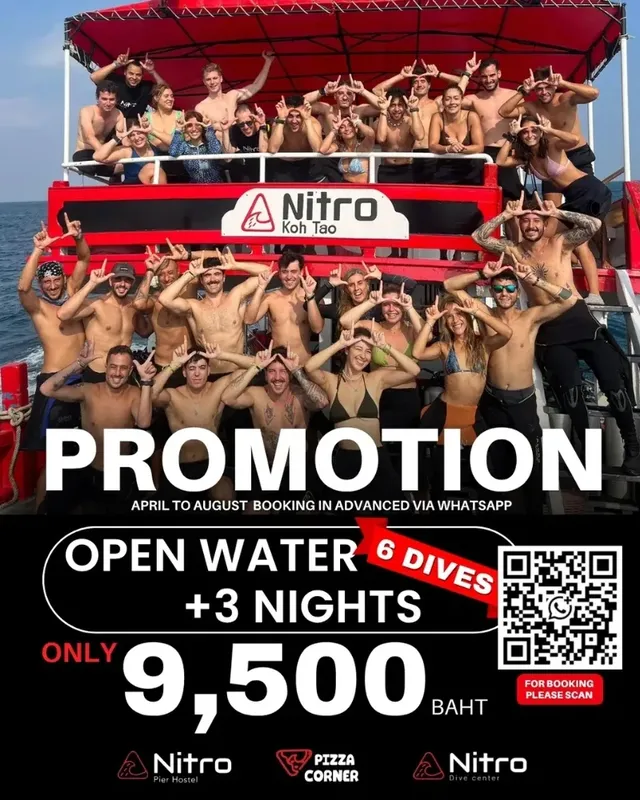 Groupe de plongeurs souriants sur un bateau, promotion plongée à Koh Tao