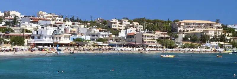 Vue d'une plage avec des bâtiments, des parasols et des baigneurs
