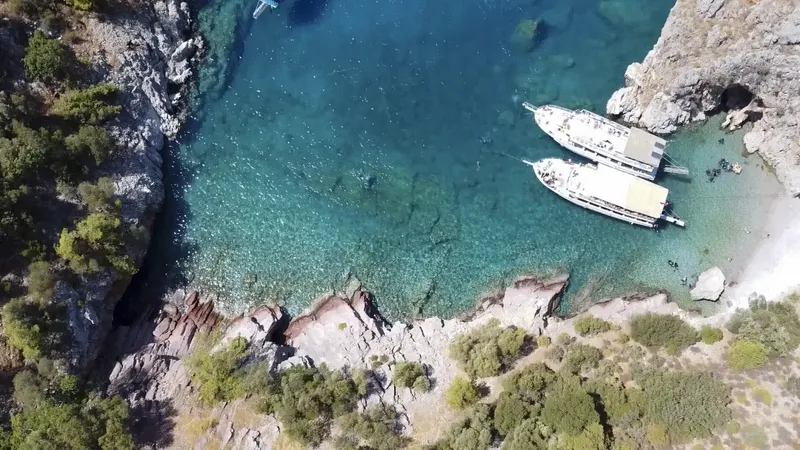 Vue aérienne d'une crique avec des bateaux amarrés près du rivage