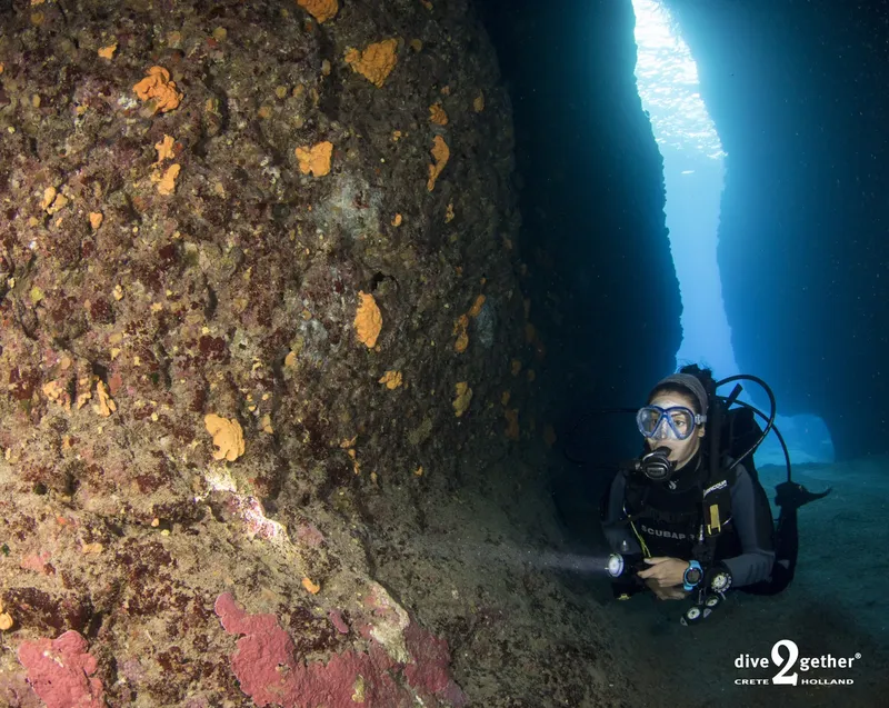 Plongeur explore une grotte sous-marine avec une lumière vive