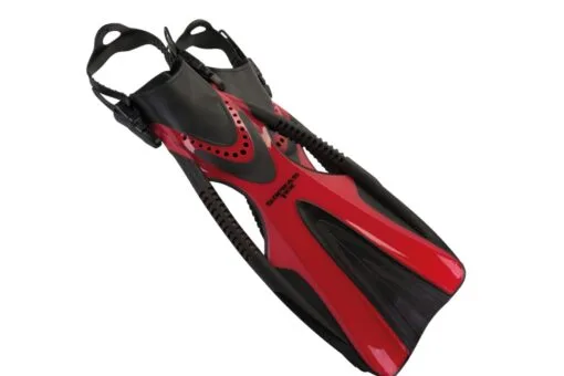 Paire de palmes de plongée rouge et noire sur fond blanc