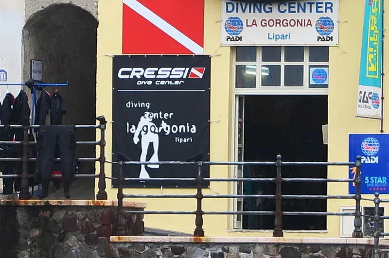 Façade d'un centre de plongée avec enseigne Cressi et logo PADI