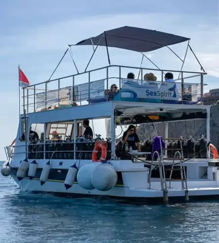 Bateau de plongée avec des passagers et de l'équipement visible