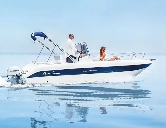 Couple sur un bateau à moteur blanc naviguant sur une mer calme
