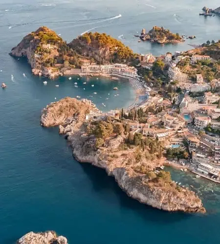 Vue aérienne d'une côte rocheuse avec des bâtiments et des bateaux