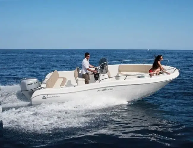 Bateau à moteur blanc navigue sur une mer bleue ensoleillée