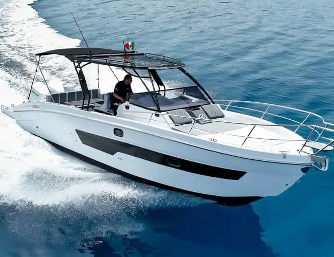 Homme conduisant un bateau rapide sur une mer bleue dégagée