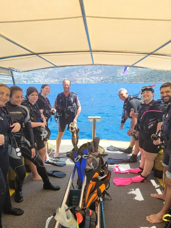 Groupe de plongeurs équipés sur le pont d'un bateau en mer