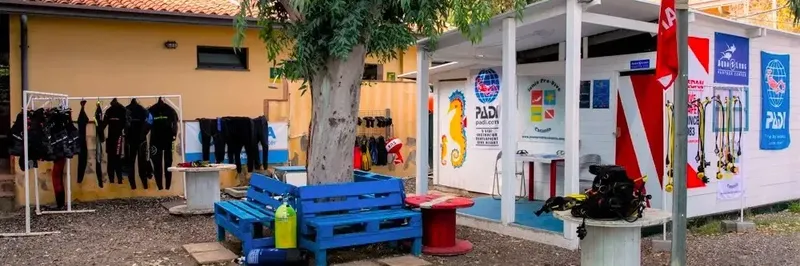 Devanture d'un centre de plongée avec matériel et enseignes PADI
