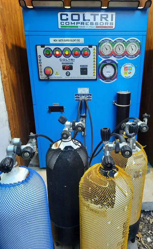 Compresseur bleu Coltri avec plusieurs bouteilles de plongée connectées