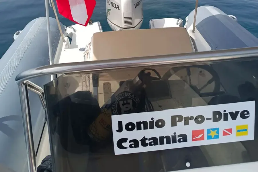 Bateau de plongée avec le nom du centre et drapeaux nationaux