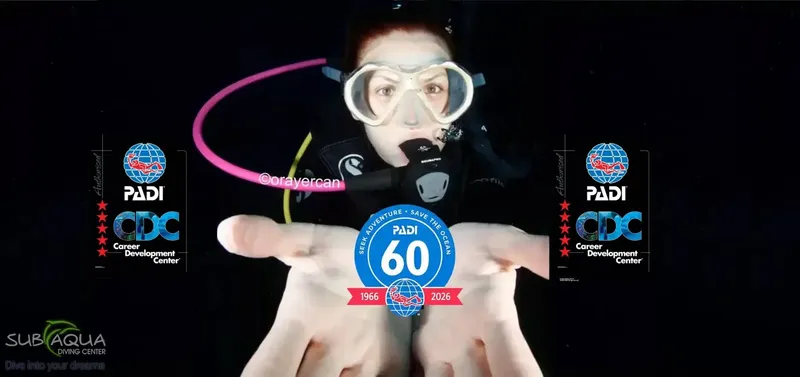 Plongeuse avec masque et détendeur, présentant un cercle bleu dans l'eau