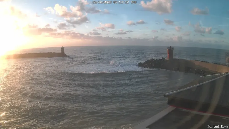 Vue mer avec digues, vagues et soleil levant, Porto i Rona