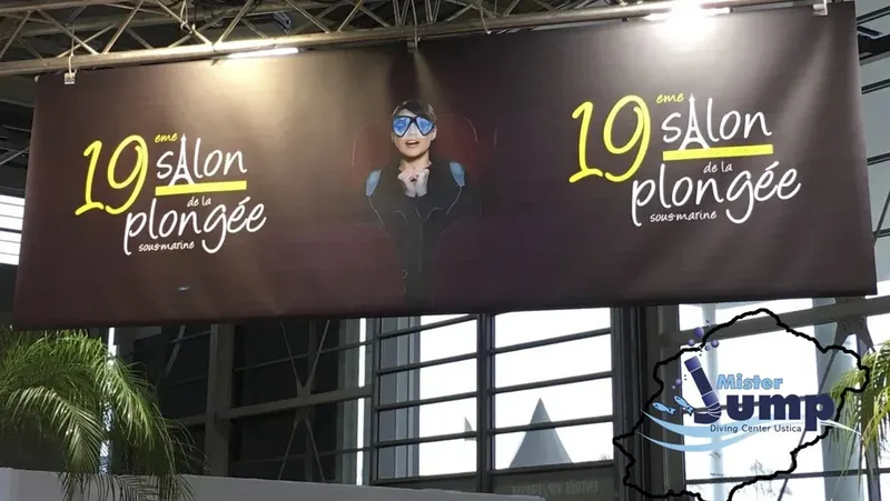Bannière du salon de la plongée avec une plongeuse souriante