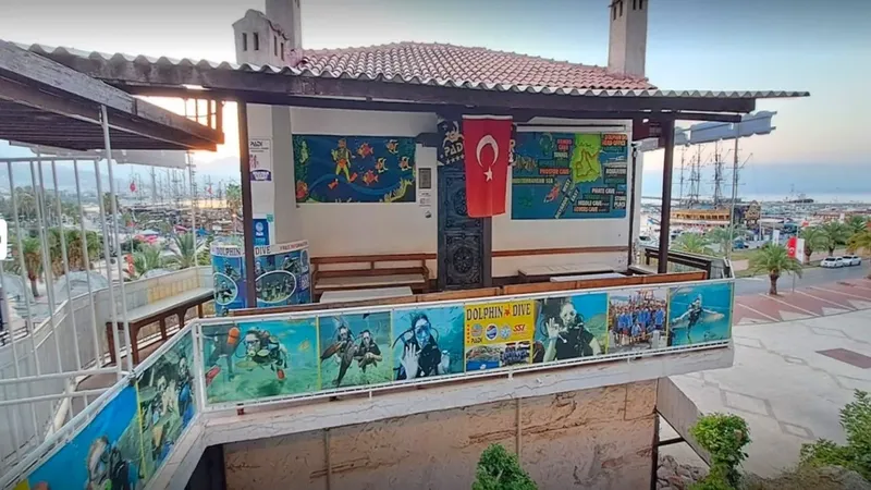 Façade d'un centre de plongée avec des affiches et des plongeurs