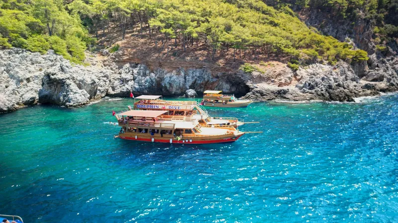 Deux bateaux de plongée naviguent dans une eau turquoise claire