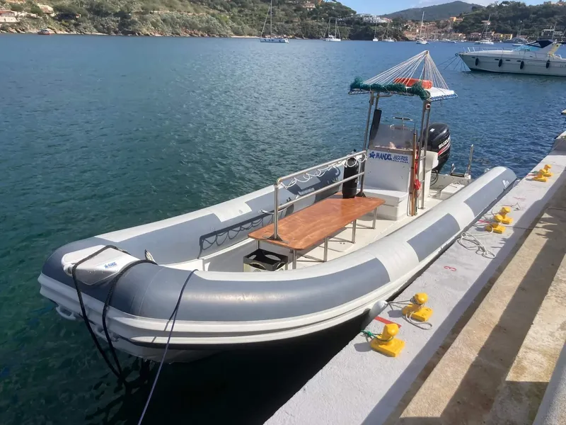 Bateau semi-rigide amarré à un quai avec des défenses jaunes