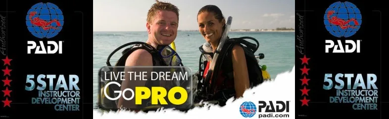 Deux plongeurs souriants avec leur équipement, promotion GoPro et PADI