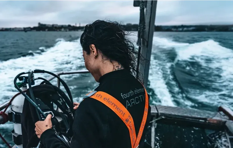 Plongeuse regardant l'horizon depuis un bateau en mouvement sur l'eau