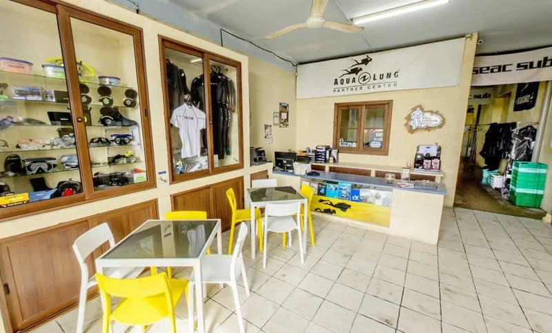 Intérieur d'un centre de plongée avec comptoir, matériel et vitrine