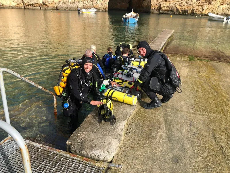 Plongeurs équipés près du quai, préparatifs avant une immersion en mer