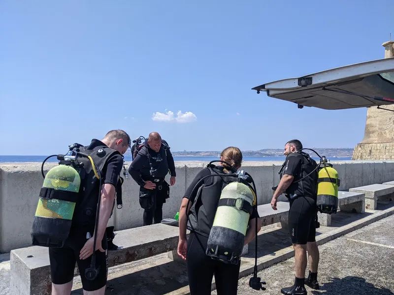 Plongeurs équipés se préparent pour une sortie en mer ensoleillée