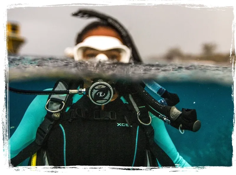 Plongeur avec masque et détendeur, vue à la surface de l'eau
