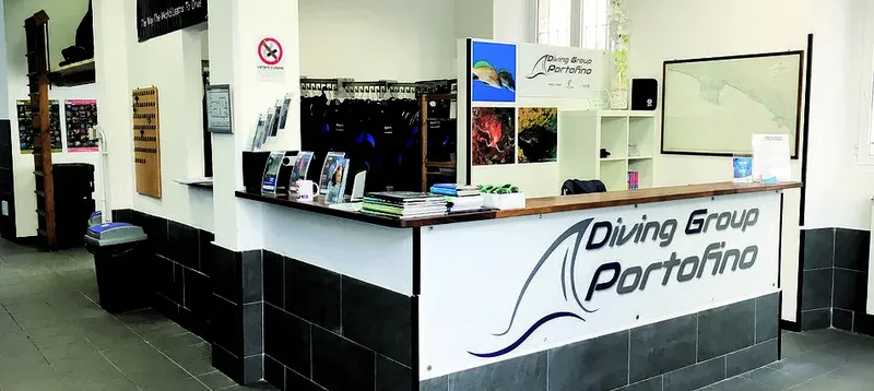 Comptoir d'accueil d'un centre de plongée avec équipement et affiches