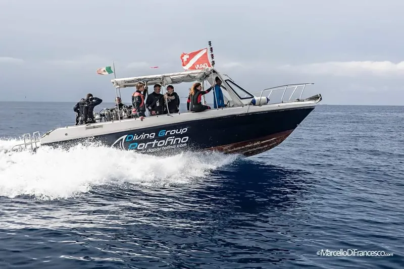 Bateau de plongée en mer avec des plongeurs et un drapeau Alpha