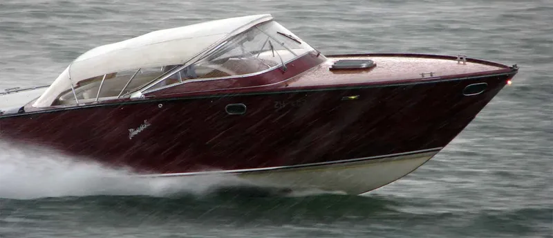 Vitesse sur l'eau, bateau de plaisance rouge et blanc en mouvement