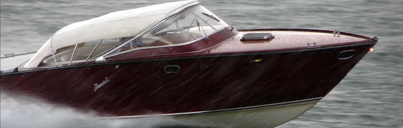 Bateau à moteur rapide naviguant sur une mer agitée