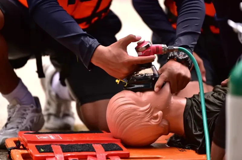 Formation premiers secours : manipulation d'un mannequin de réanimation par des plongeurs