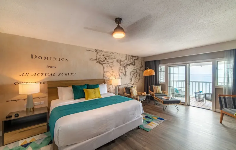 Chambre d'hôtel lumineuse avec vue sur la mer et décoration tropicale