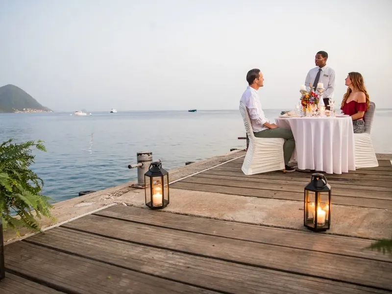 Dîner romantique en bord de mer avec un serveur attentif
