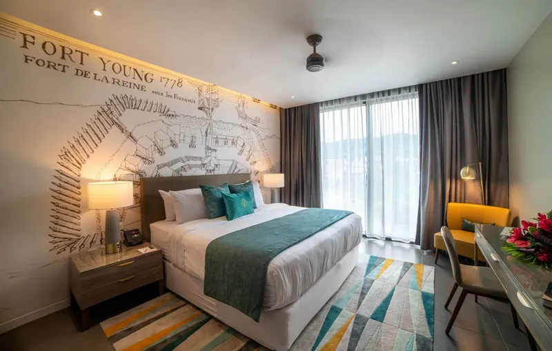 Chambre d'hôtel moderne avec lit double et décoration soignée