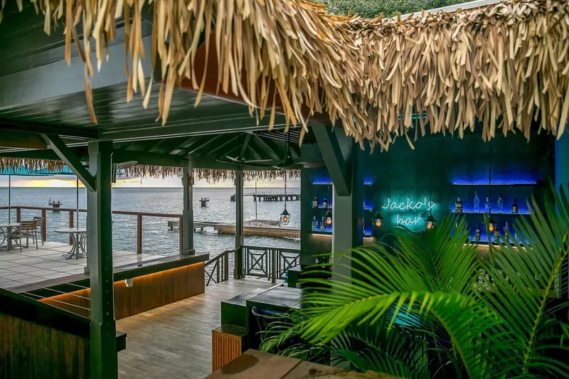 Bar de plage avec vue sur la mer et ponton en bois