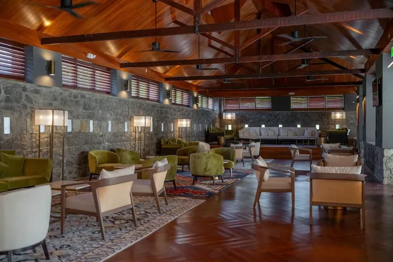 Espace détente intérieur avec mobilier confortable et décoration soignée