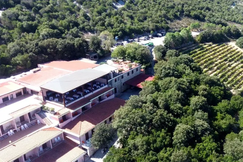 Vue aérienne d'un bâtiment avec des terrasses et végétation environnante