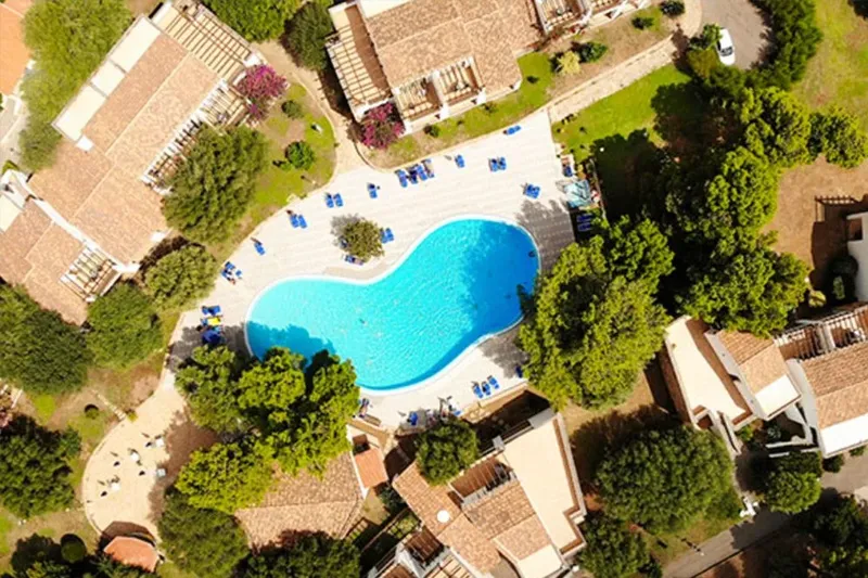 Vue aérienne d'une piscine et des bâtiments d'un complexe hôtelier