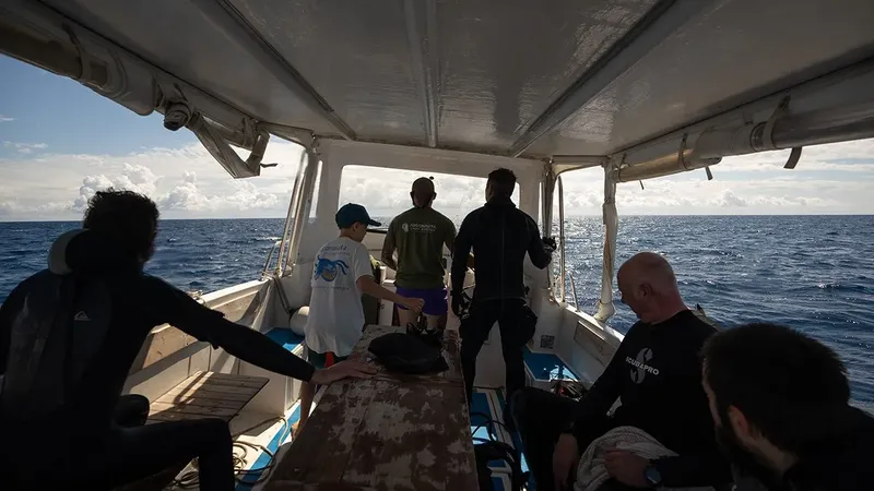 Plongueurs sur un bateau en mer, préparatifs pour une immersion
